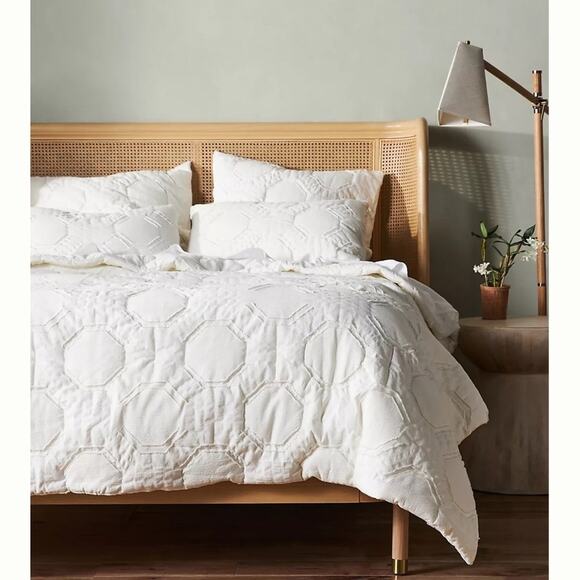 Anthropologie NWT Queen Janie Matelassé Quilt and standard shams - Picture 1 of 7